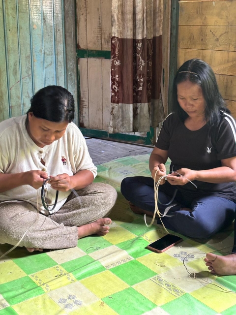 Proses Menganyam Untuk di Jadikan Bando