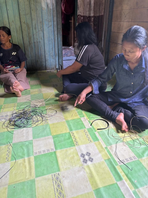 Proses Menganyam Untuk di Jadikan Bando