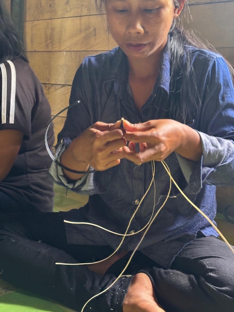 Proses Menganyam Untuk di Jadikan Bando
