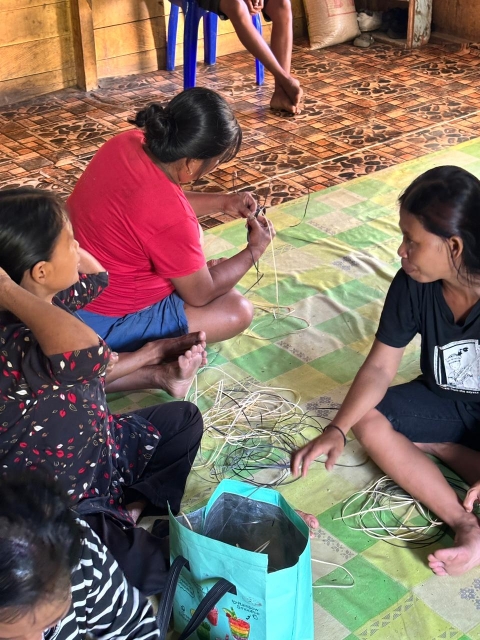 Proses Menganyam Untuk di Jadikan Bando