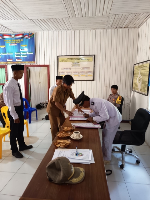 TANDA TANGAN BERITA ACARA PELANTIKAN KETUA RT 01 D