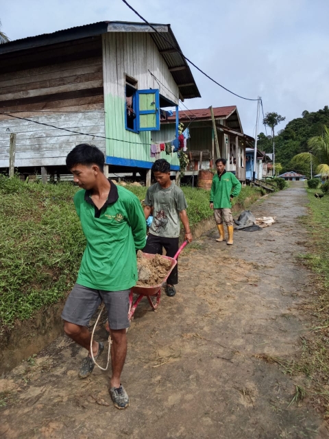 KERJA SAMA MEMBERSIKAN LINGKUNGAN
