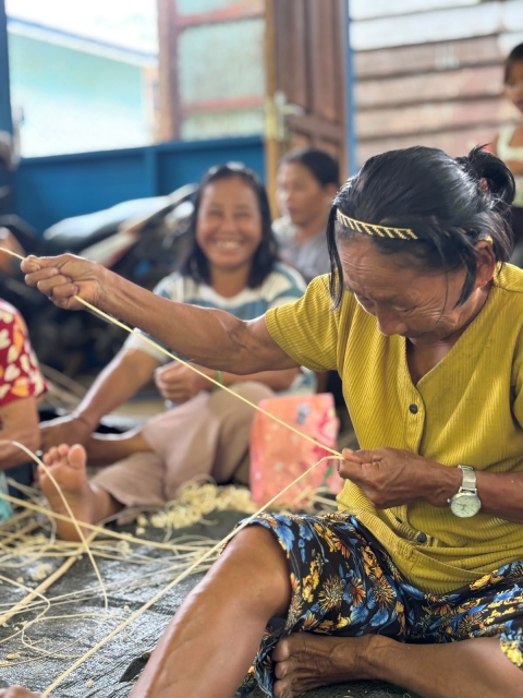 Menganyam Rotan