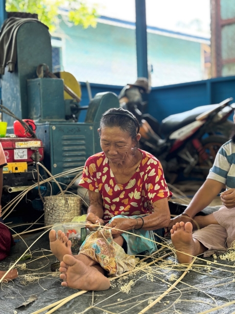 Menganyam Rotan
