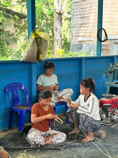 Menganyam Rotan