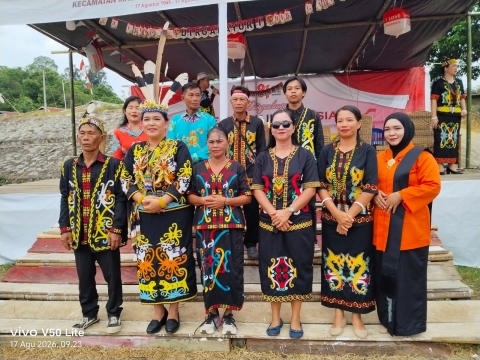 foto bersama ibu camat masehu