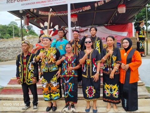 foto bersama ibu camat masehu