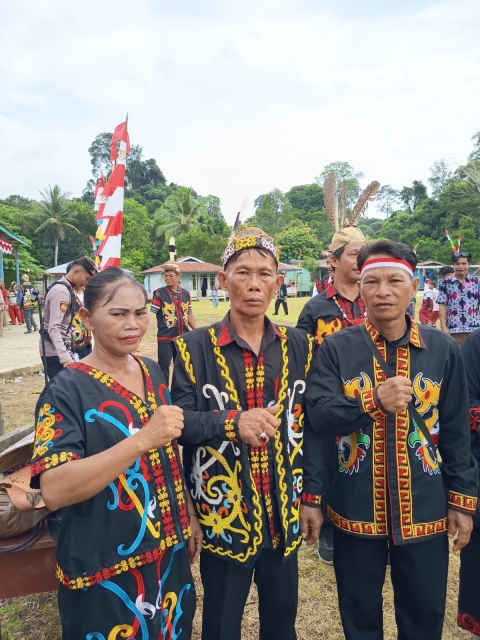 foto Kadesa dan ketua RT oo2 Desa Punan Mirau
