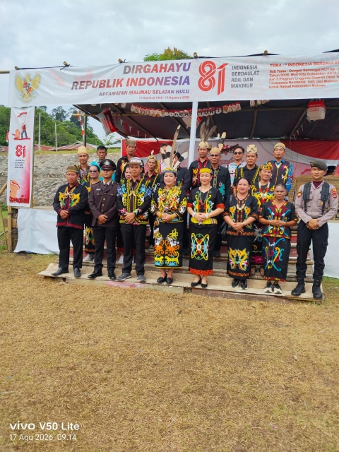 foto bersama ibu camat masehu