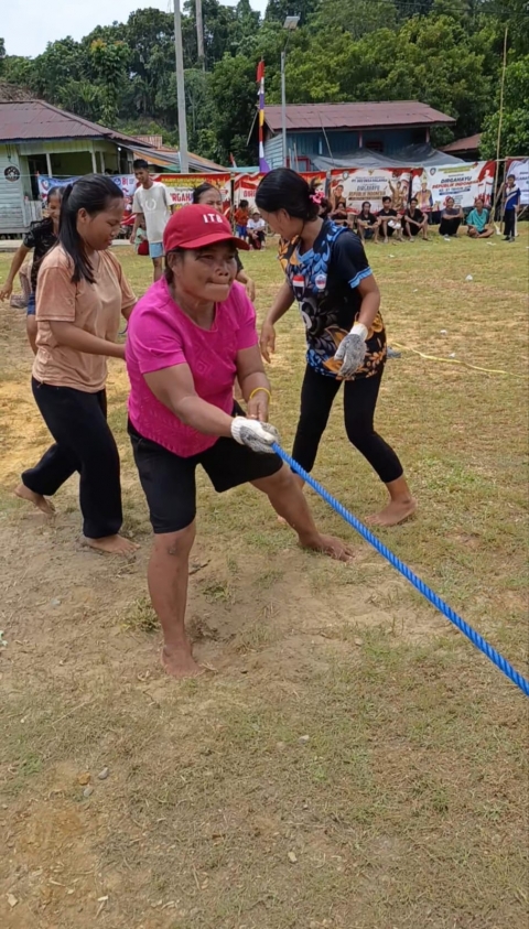 tim tarik tambang ibu-ibu Punan Mirau