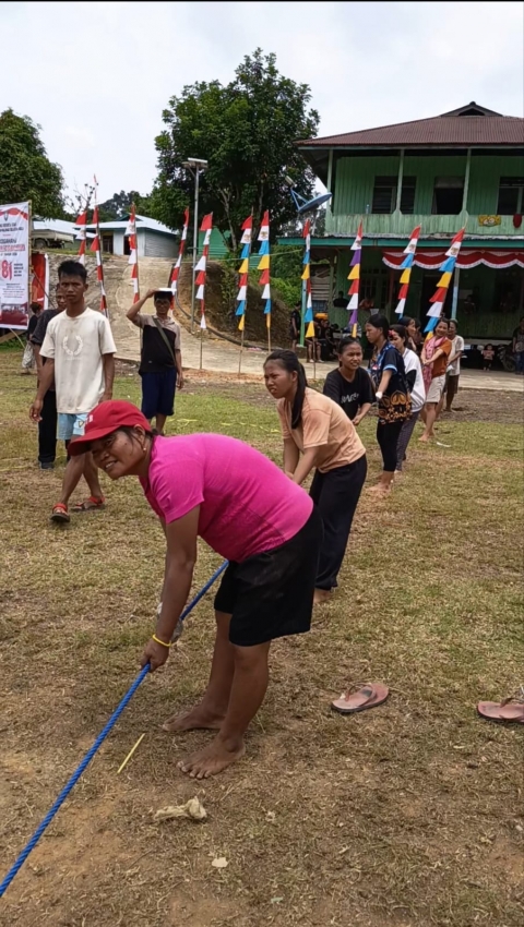 tim tarik tambang ibu-ibu Punan Mirau