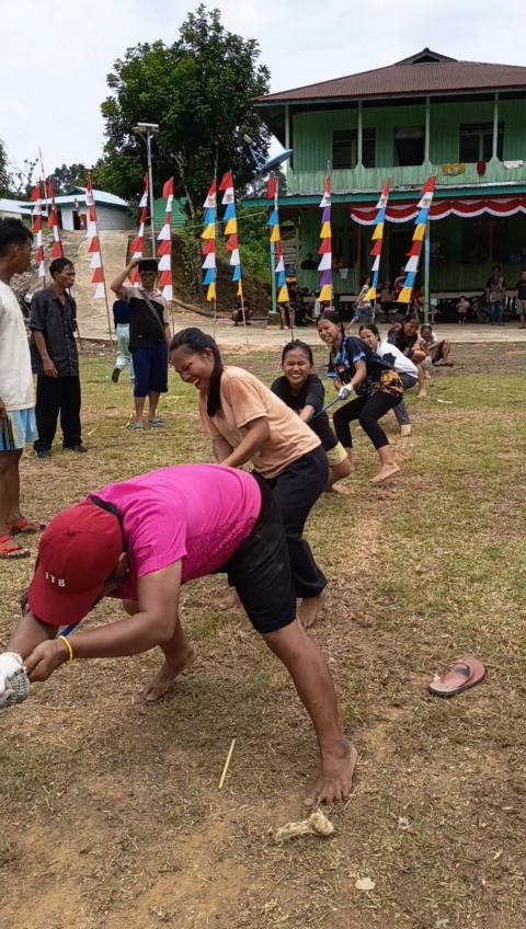 tim tarik tambang ibu-ibu Punan Mirau