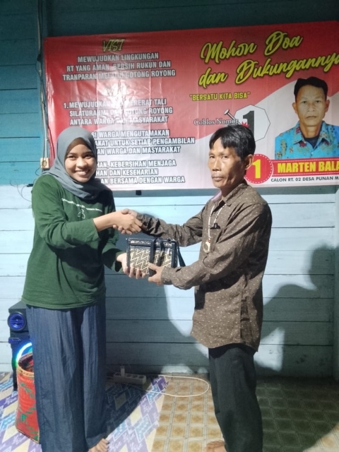 Penyerahan Cinderamata ke Warsi Oleh Kades